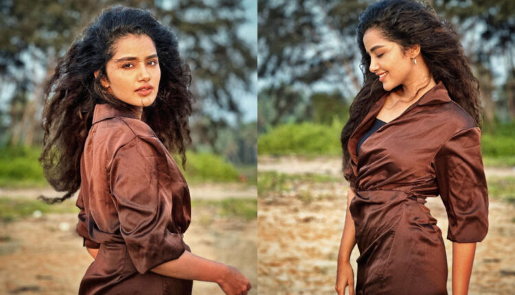 TeluguISM - Anupama Parameswaran Cute Stills