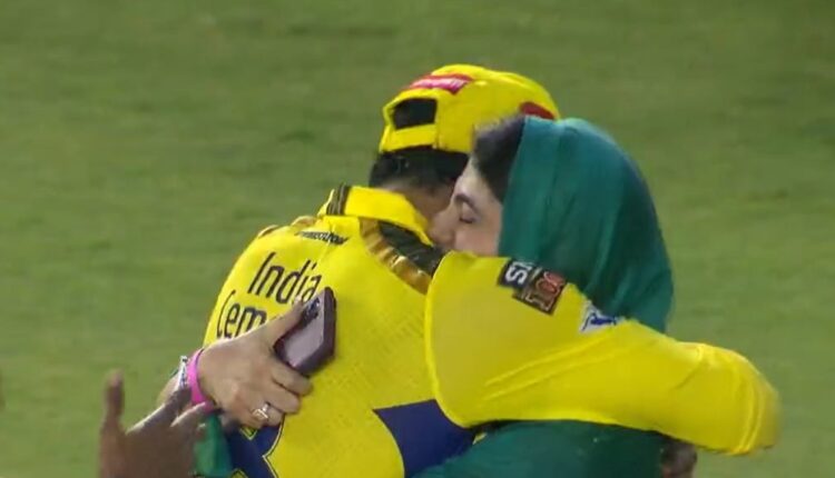 teluguism-Jadeja Hugs Wife