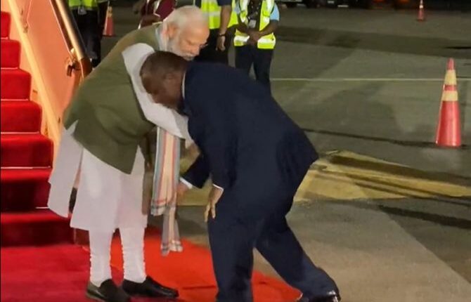 teluguism-PM Touches Modi Feet