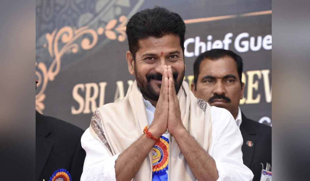 Cm Ravindra Reddy CM Revanth Reddy : సాధారణ కమర్షియల్ విమానంలో ప్రయాణం చేసిన సీఎం ...